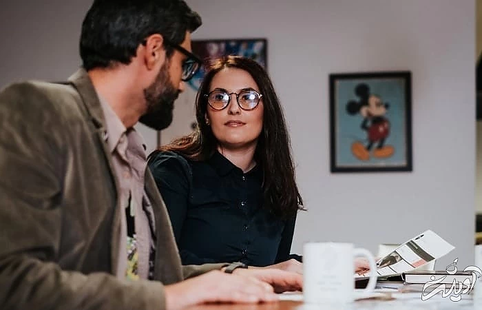 طمع کار و حریص بودن همکار همکار طمع کار